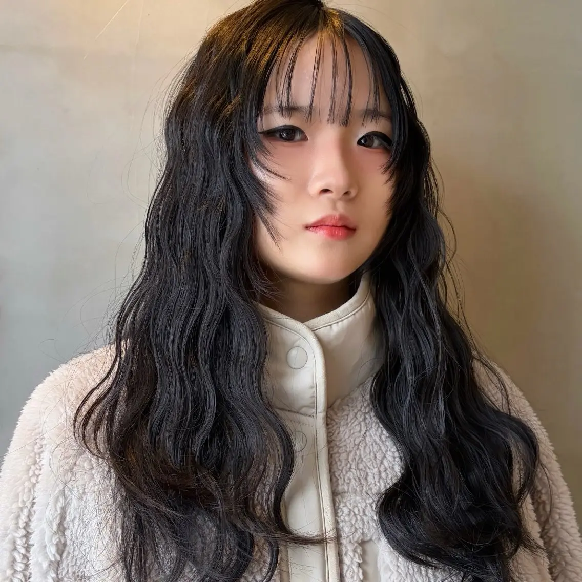 ロング パーマ ヘアアレンジ 透け感ベージュ🤎 韓国ヘアtakutoのヘアスタイル