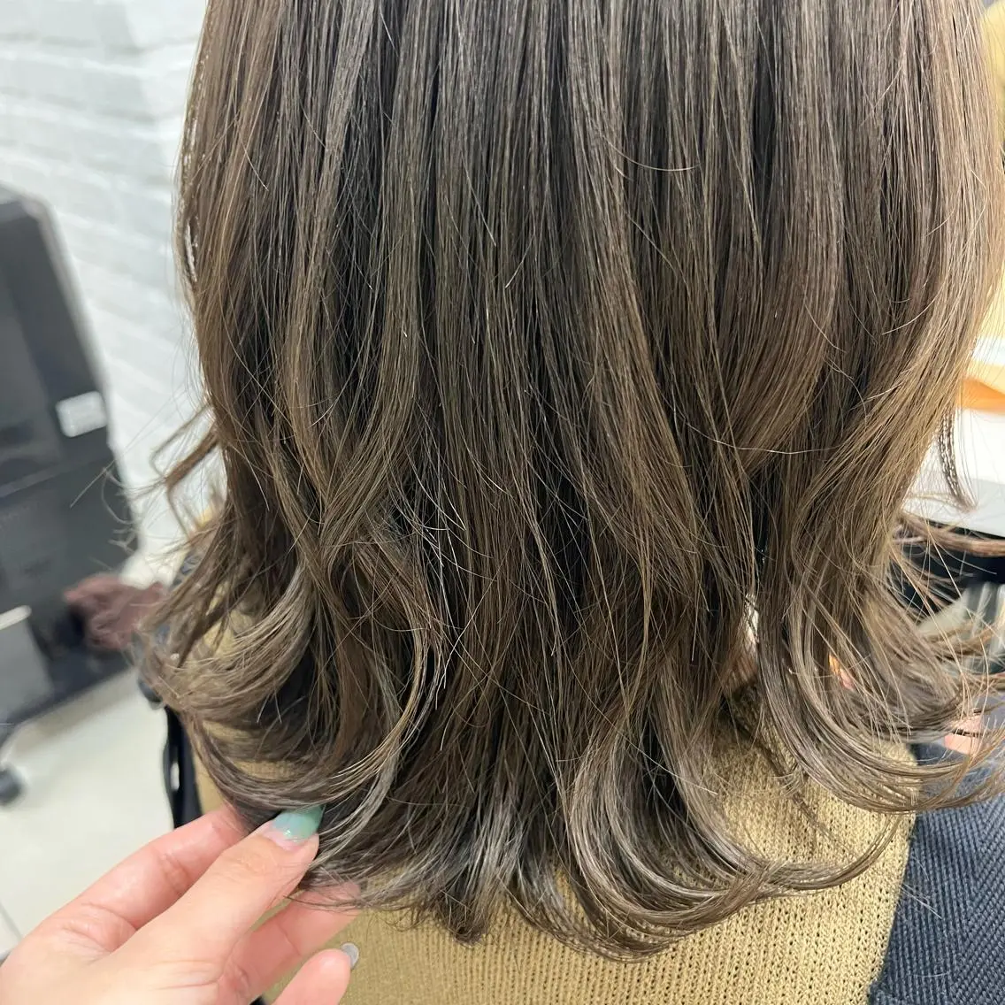 ミディアム カラー グレージュ オリーブグレージュ オリーブグレー レイヤーカット 外ハネヘア カット ヘアカラー トリートメント 【メンズ縮毛矯正/ Ryoka】のヘアスタイル