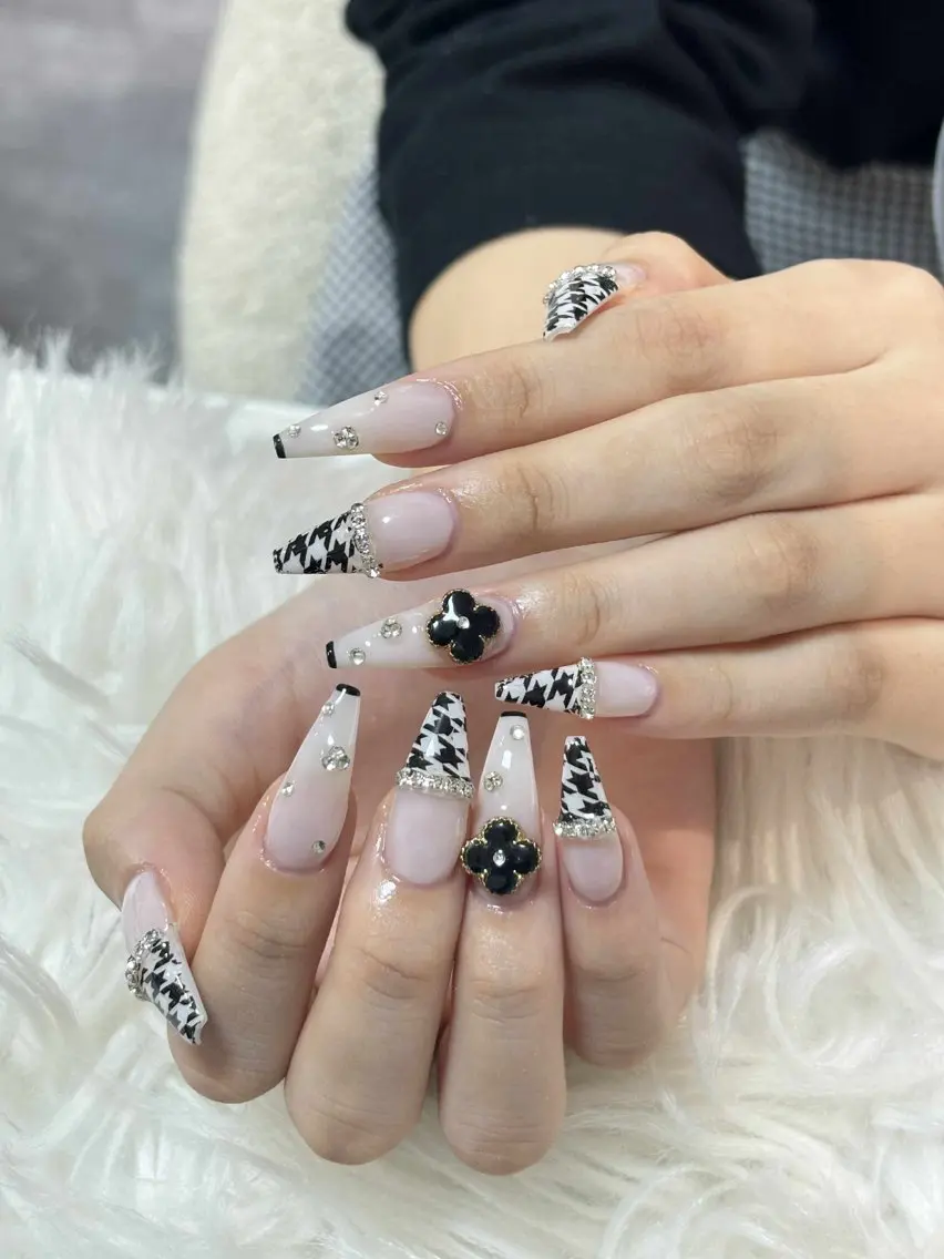 ネイル ボルドー ブラウン チークネイル ドット フットネイル Julli NailStudioのネイルデザイン