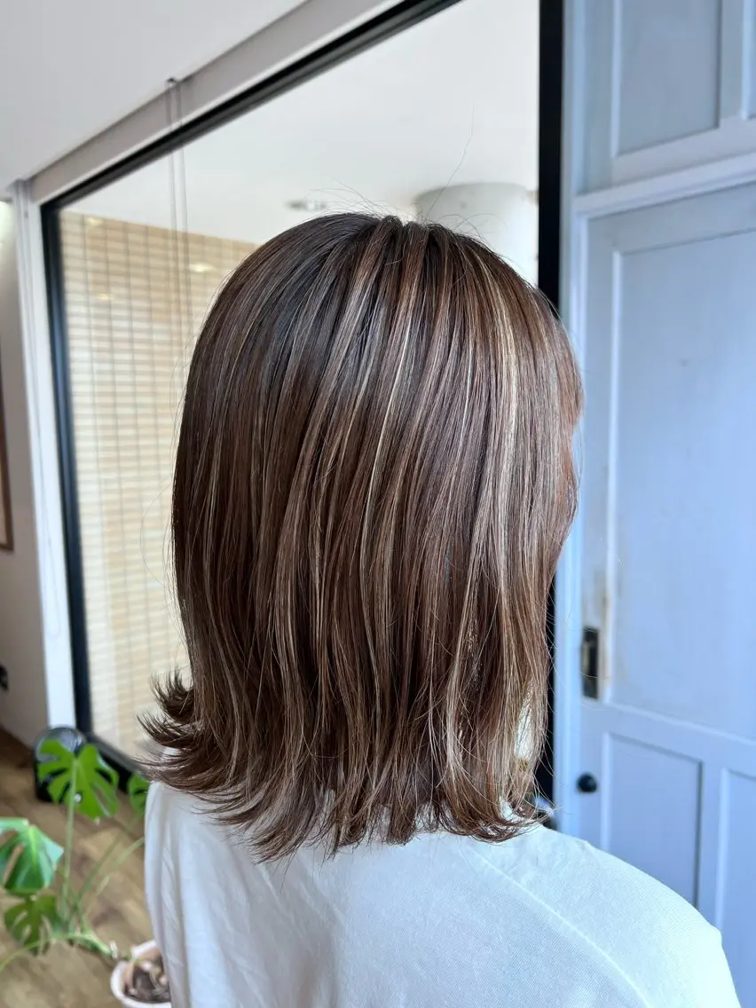 セミロング カラー アッシュ ハイライトカラー ハイライト ヘアカラー トリートメント ツキダテ ユイのヘアスタイル