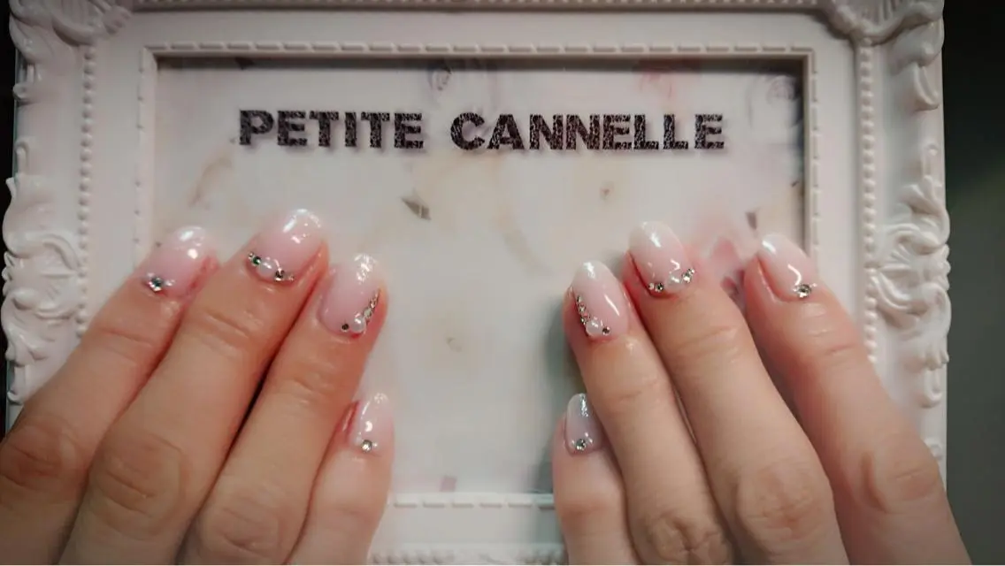 ミディアム ネイル ストーンネイル Petite Cannelleのネイルデザイン