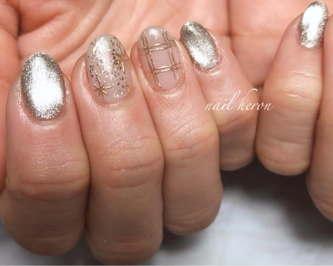 ネイル ゴールド ホワイト ハンドネイル saki_ nail heronのネイルデザイン