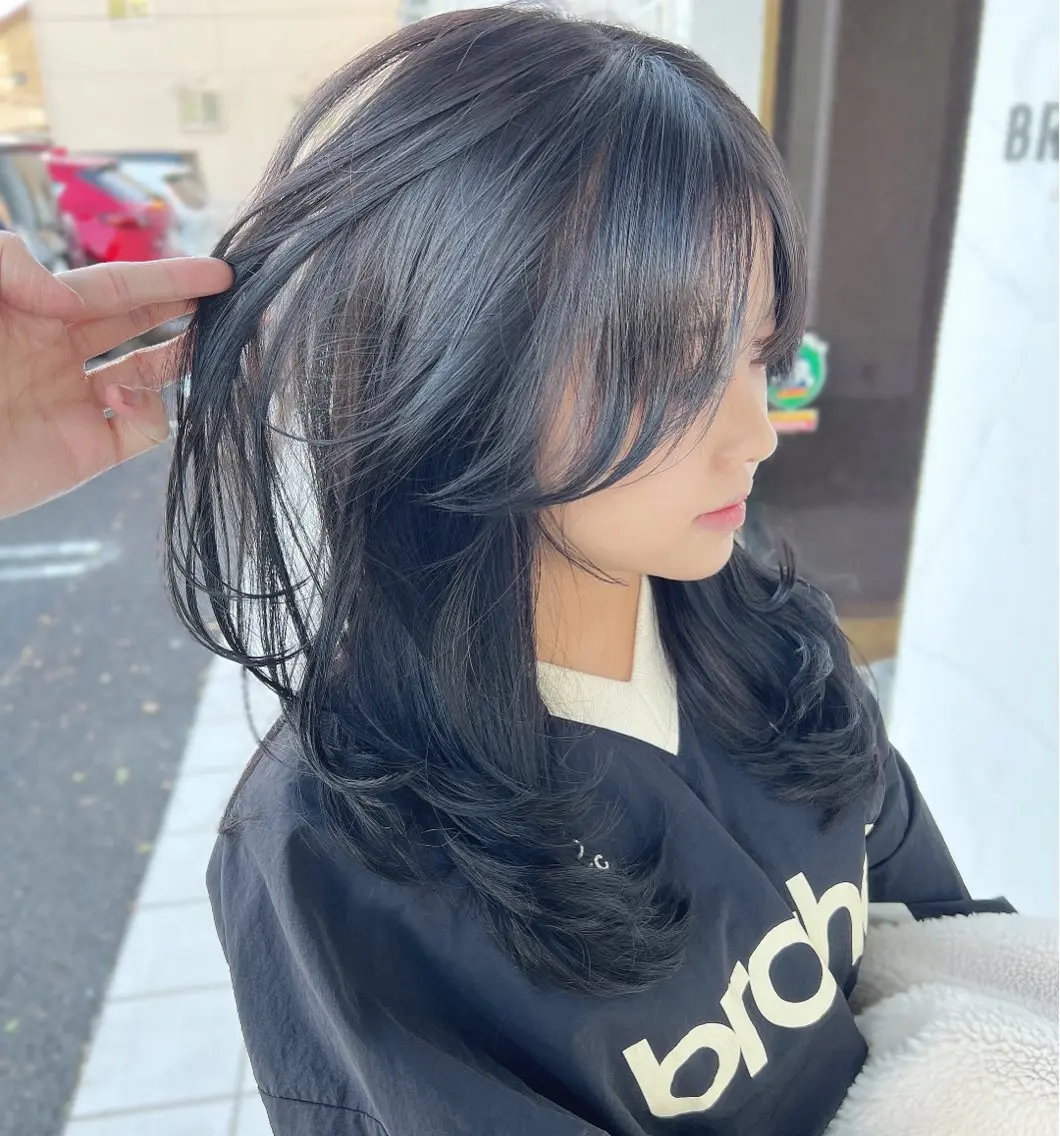 セミロング カラー ダークグレー レイヤーカット 具志 正太のヘアスタイル