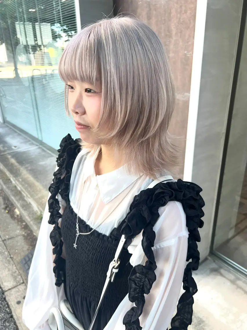 ミディアム カラー ベージュカラー ホワイトベージュ ウルフカット カット ヘアカラー トリートメント 城 慎太郎のヘアスタイル