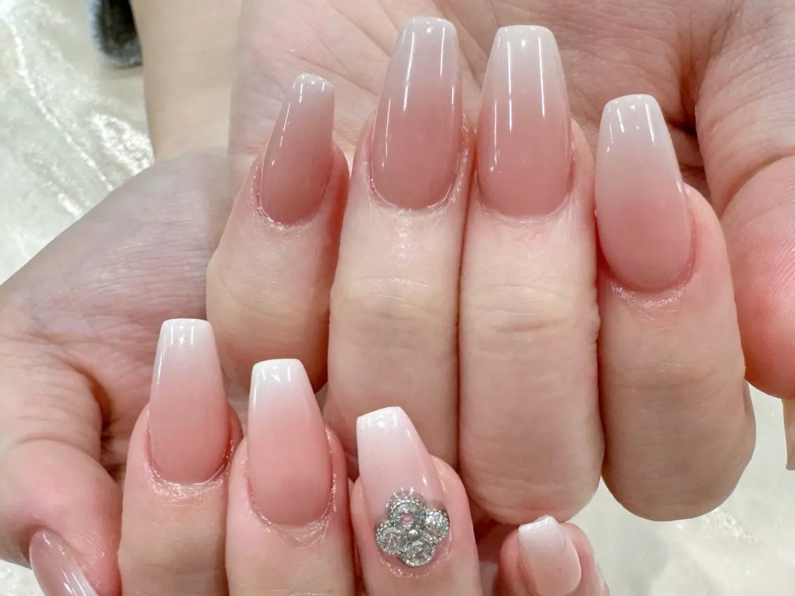 ネイル ガーリー シンプルネイル LE REVE 新宿店のネイルデザイン