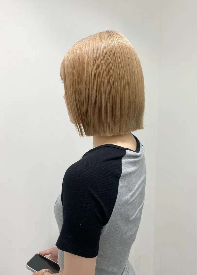 ショート カラー ベージュカラー ブリーチ ミルクティーベージュ カット ヘアカラー トリートメント tomomi /レイヤーカットのヘアスタイル