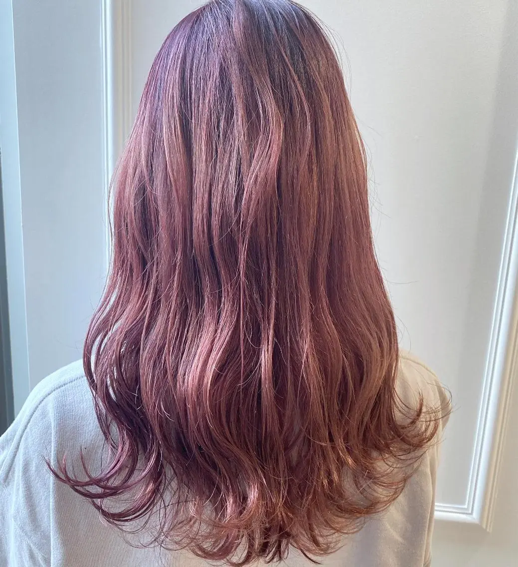 ロング カラー ブリーチ ダブルカラー イルミナカラー ピンクカラー ピンクパープル 小顔レイヤー/ ベージュ🤍Rieのヘアスタイル