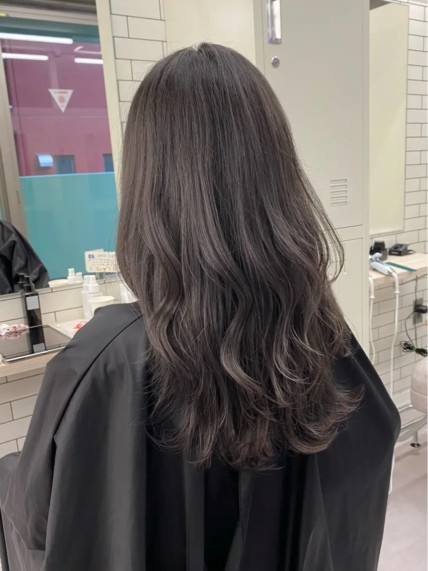セミロング カラー ブリーチ グレージュ シルバー シルバーグレージュ 齋藤 椋哉のヘアスタイル