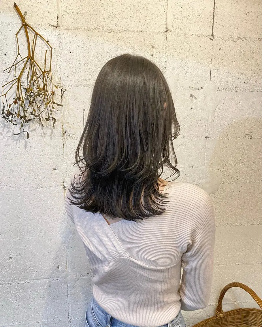 セミロング カラー ヘアカラー 暗髪とオリーブ🌿 渡辺拓人のヘアスタイル