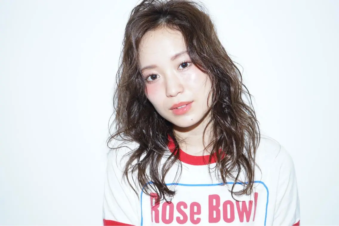 セミロング カラー パーマ 🪐脱白髪染め 🪐松尾菜々美のヘアスタイル