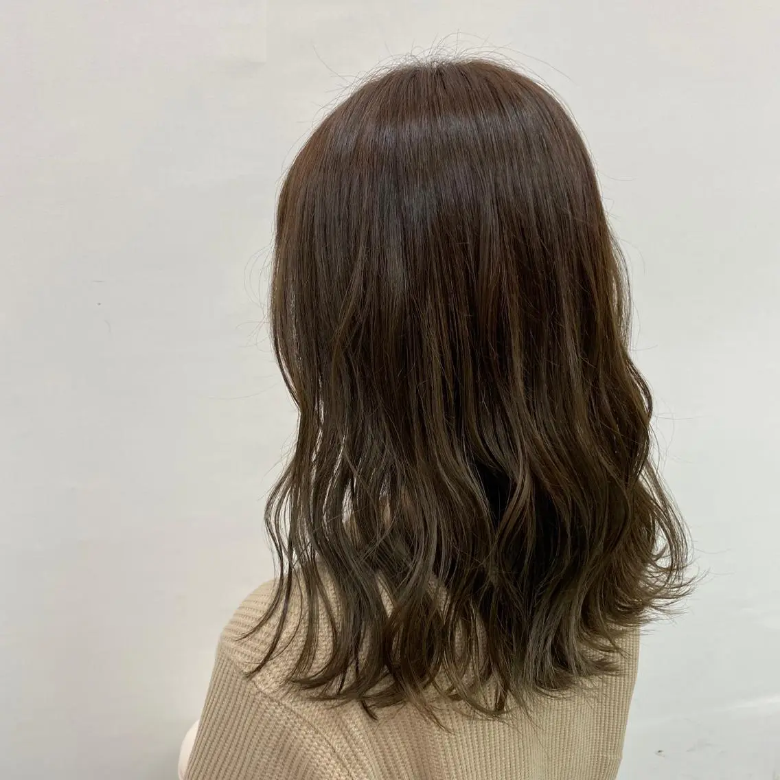 セミロング カラー グラデーションカラー グレージュ オリーブグレージュ オリーブグレー クロスパーマ🥇韓国 ヘア🇰🇷濵田航希のヘアスタイル
