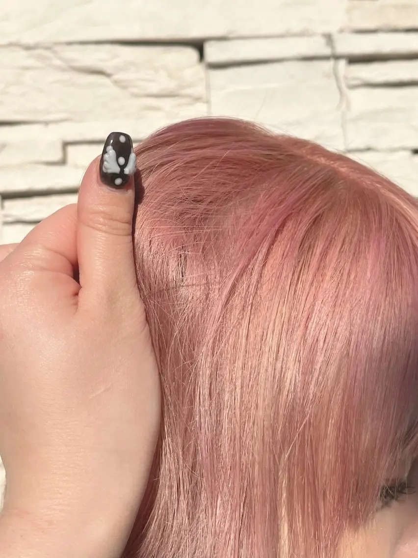 セミロング あらいしほ /ピンクカラーのヘアスタイル