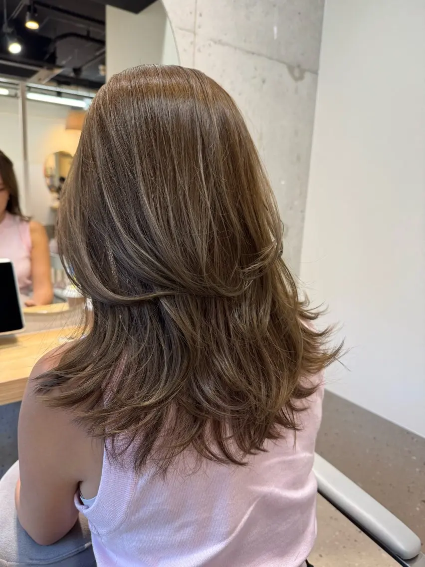 セミロング カラー 透明うる艶カラー🫧 ココロのヘアスタイル