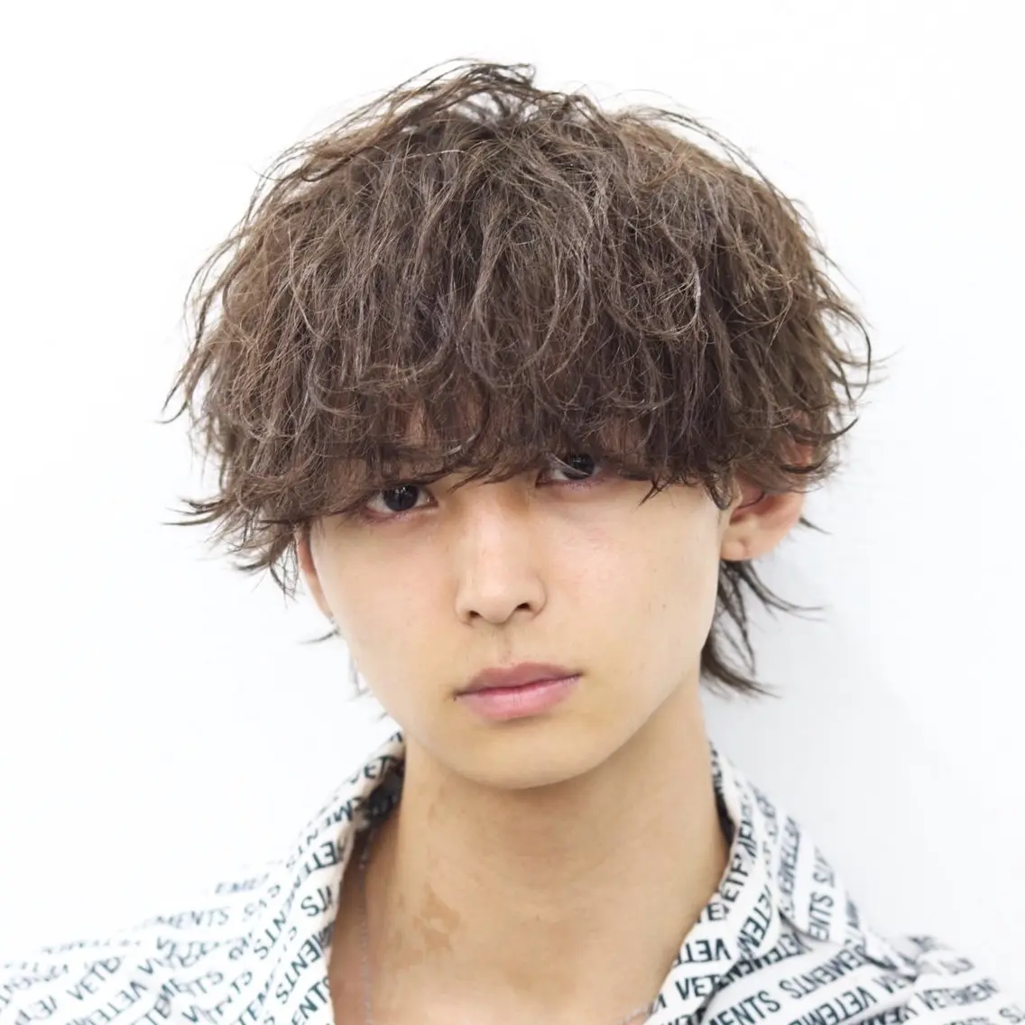 ミディアム カラー パーマ メンズ マッシュ カット パーマ 🔥メンズ極🔥韓国 シャドウ/波巻き柿崎のヘアスタイル