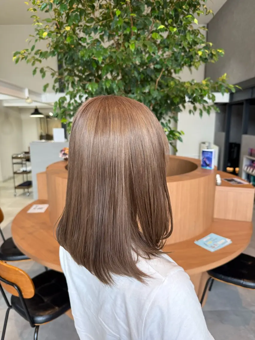 ミディアム カラー ベージュカラー ミルクティーベージュ ヘアカラー ayaka |トレンドヘアのヘアスタイル