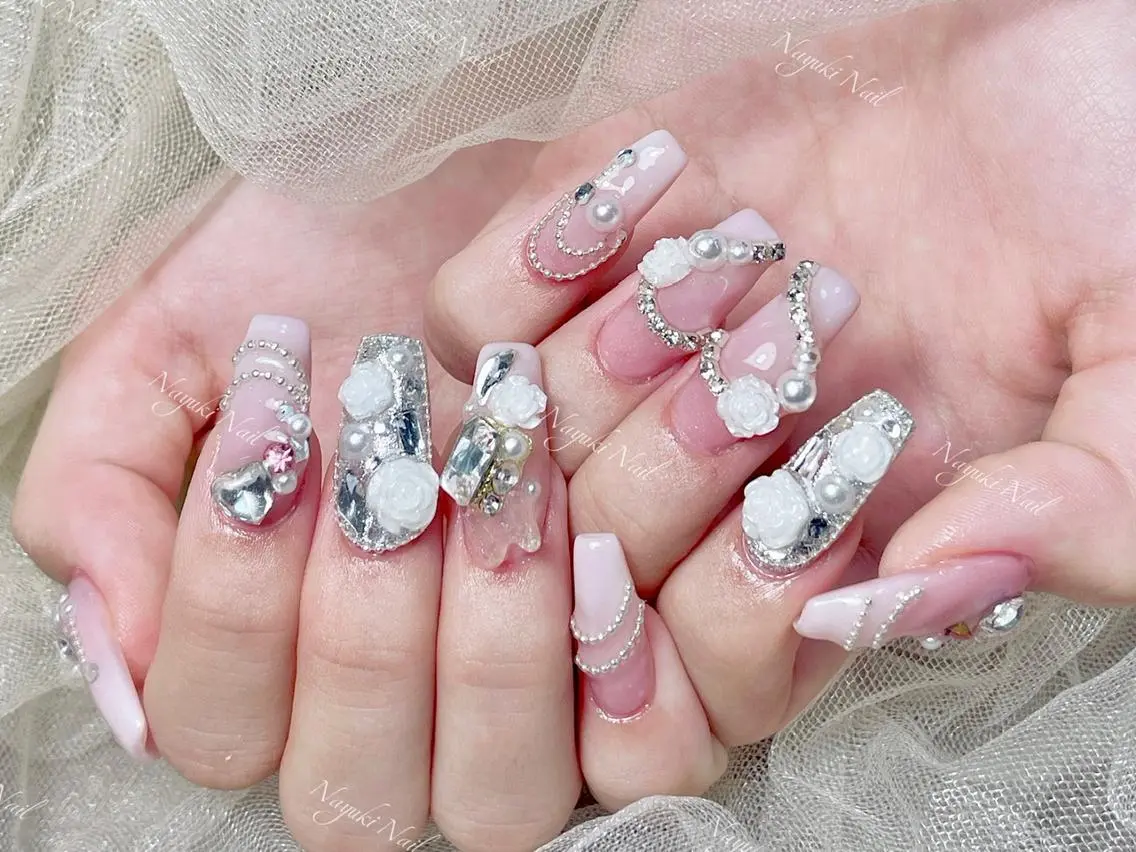 ネイル 🦋 Queenieのネイルデザイン