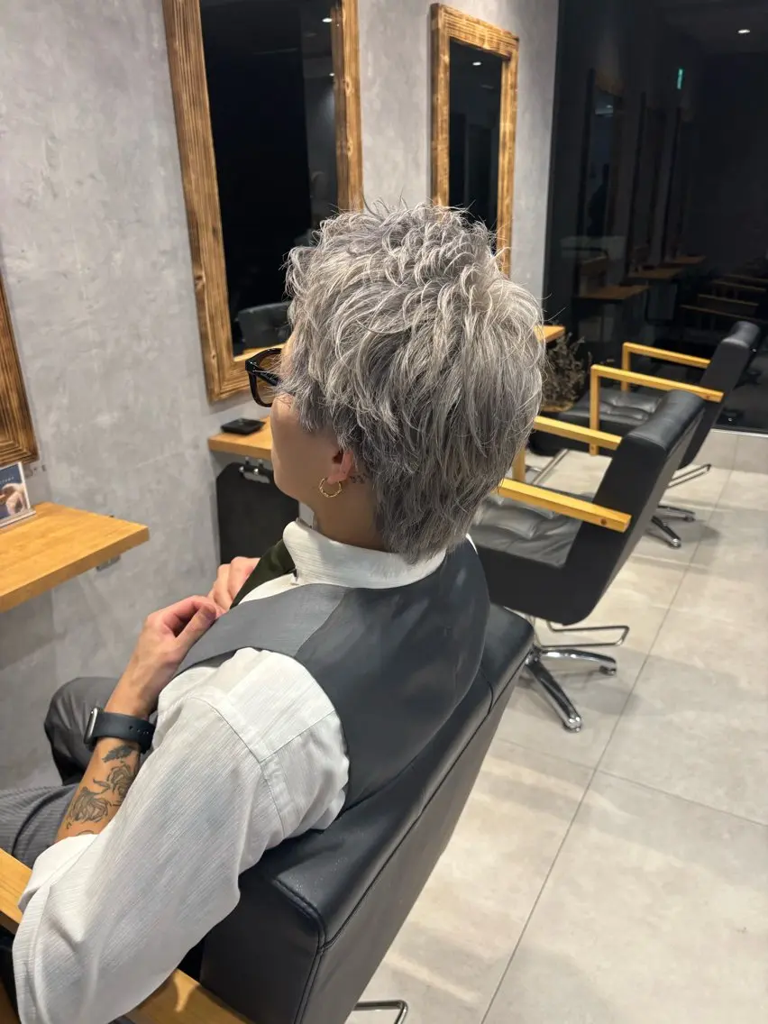 カラー メンズ メンズブリーチ ブリーチ シルバー 長橋 ももかのヘアスタイル