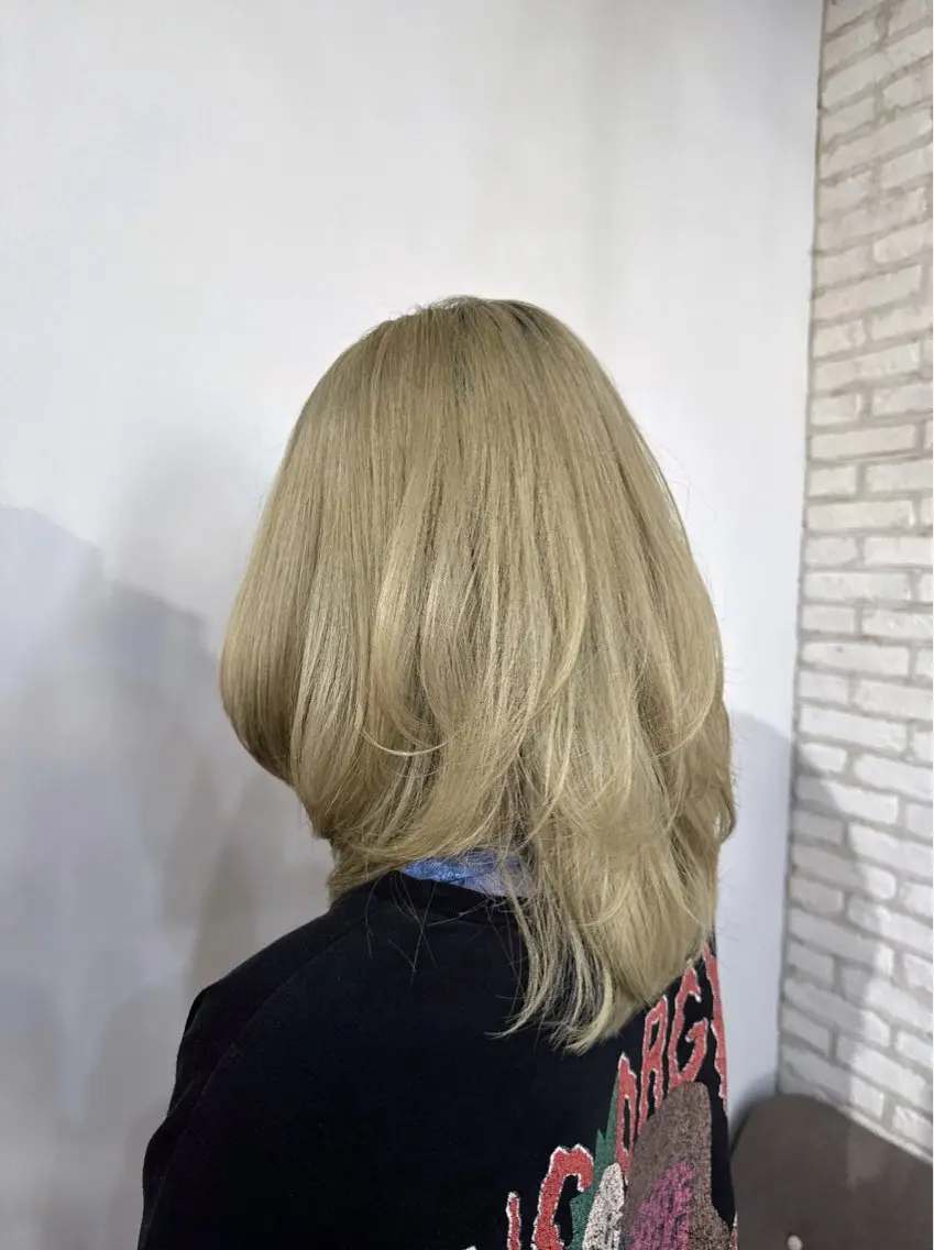 セミロング カット 堀部 梨瑠のヘアスタイル