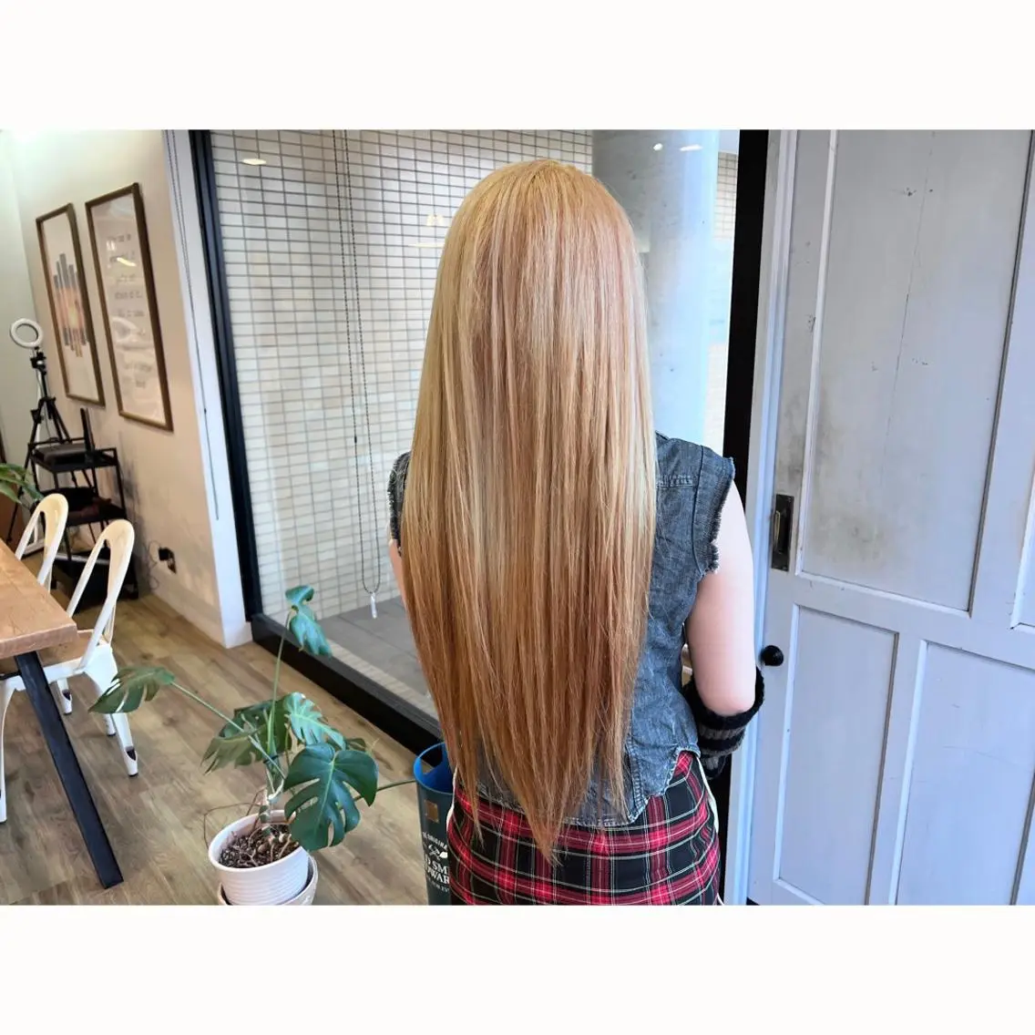 ロング カラー ブリーチ 抜きっぱなしブロンド ツキダテ ユイのヘアスタイル