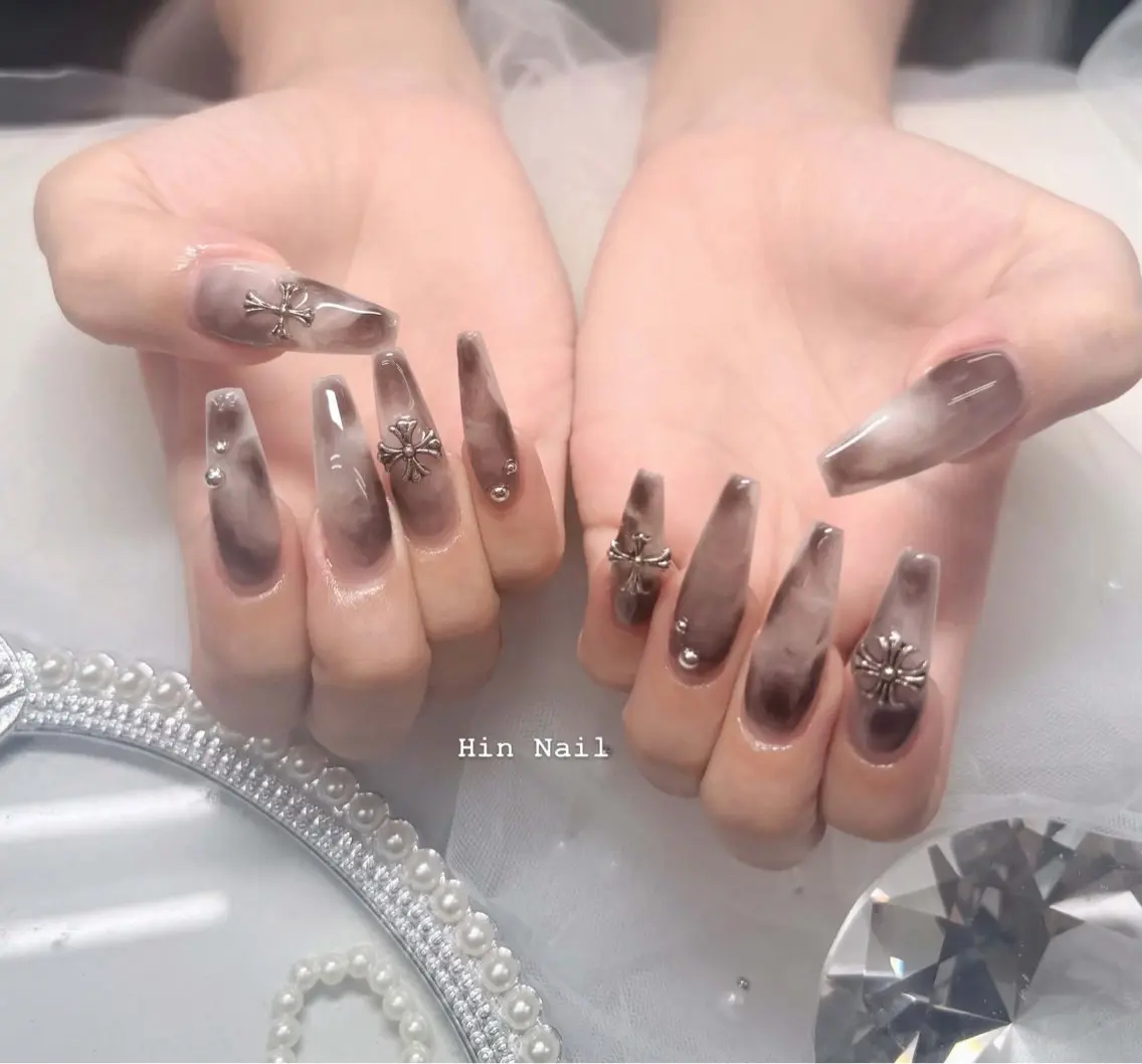 ネイル チークネイル ドット フットネイル フレンチネイル グラデーション ハンドネイル HIN NAILのネイルデザイン