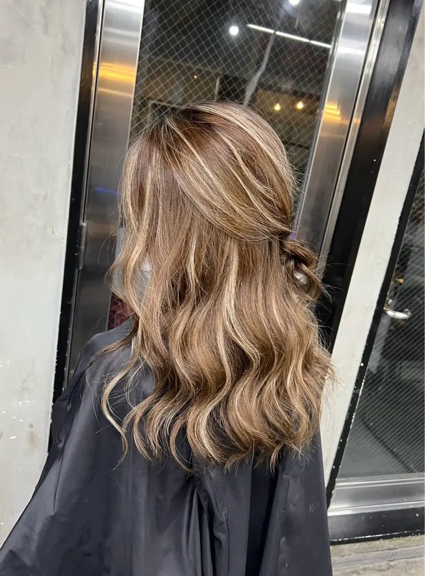 セミロング カラー ヘアアレンジ ベージュカラー ハイライトカラー ハイライト ヘアカラー トリートメント 指名数No.1 /NAOYAのヘアスタイル