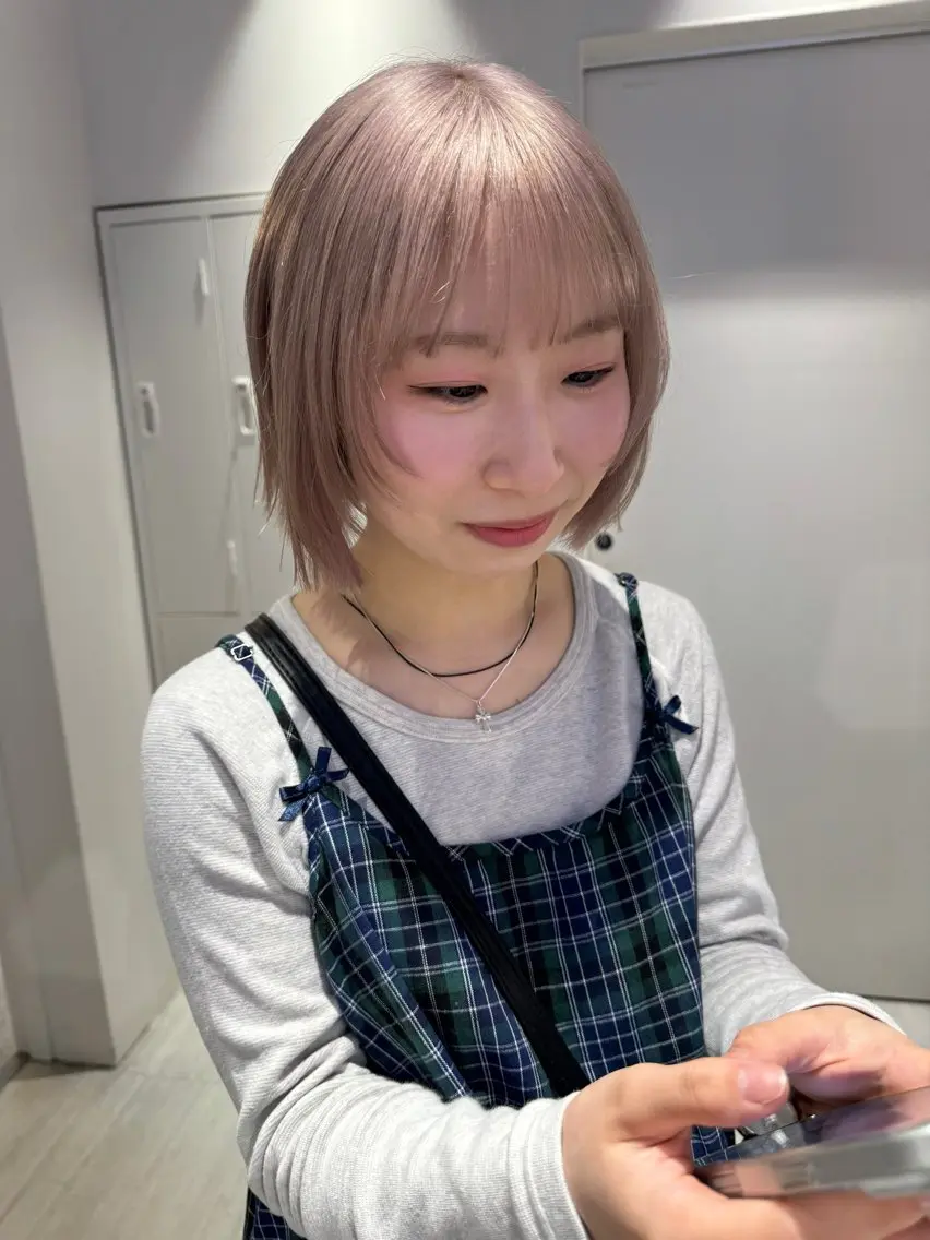 ショート カラー ブリーチ ピンクカラー ホワイトピンク ボブ ヘアカラー トリートメント Ami/艶カラー/ レイヤー/ハイトーンのヘアスタイル