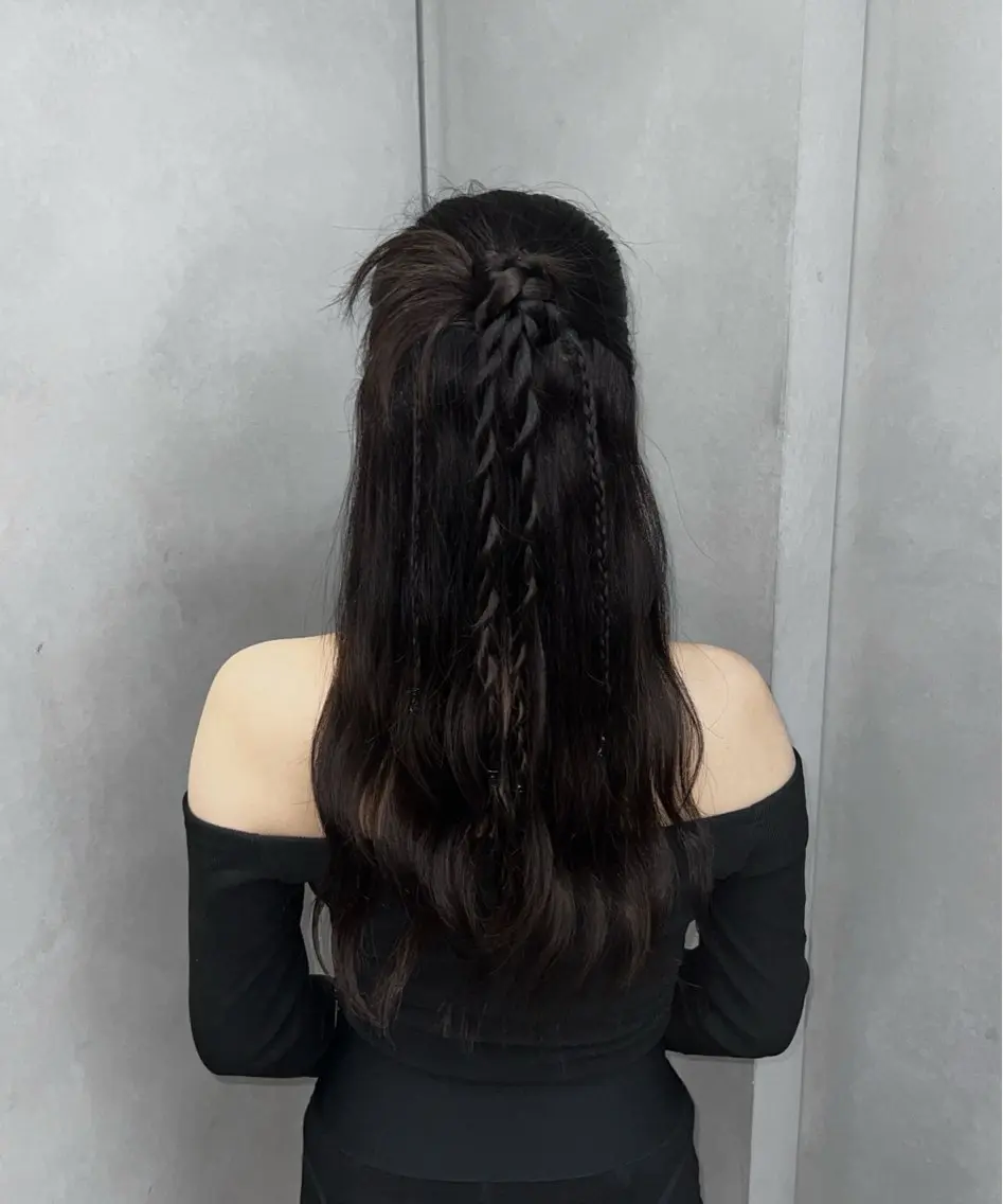 ヘアアレンジ ハイトーン デザインカラーのヘアスタイル