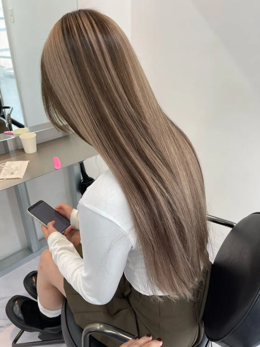 ロング カラー ベージュカラー ブリーチ ケアブリーチ デザインカラー ダブルカラー カット ヘアカラー トリートメント TATSUブリーチ/ ミルクティーベージュのヘアスタイル