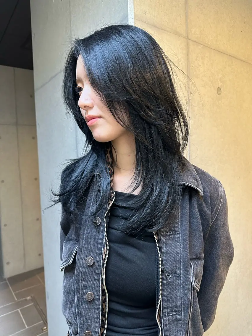 ロング カラー ロングレイヤー 黒髪 ブルーカラー ブルーブラック 顔まわりレイヤー カット ヘアカラー 似合わせウルフ/ レイヤー/山本祐輔のヘアスタイル