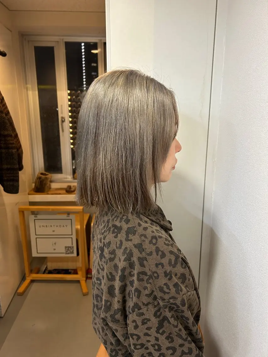 カラー ブリーチ シルバー ヘアカラー UNBIRTHDAY ゆづみのヘアスタイル