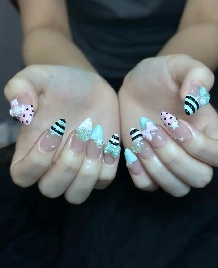 ネイル ブルー ボーダー ドット 韓国ネイル 持ち込み Iconic Nailのネイルデザイン