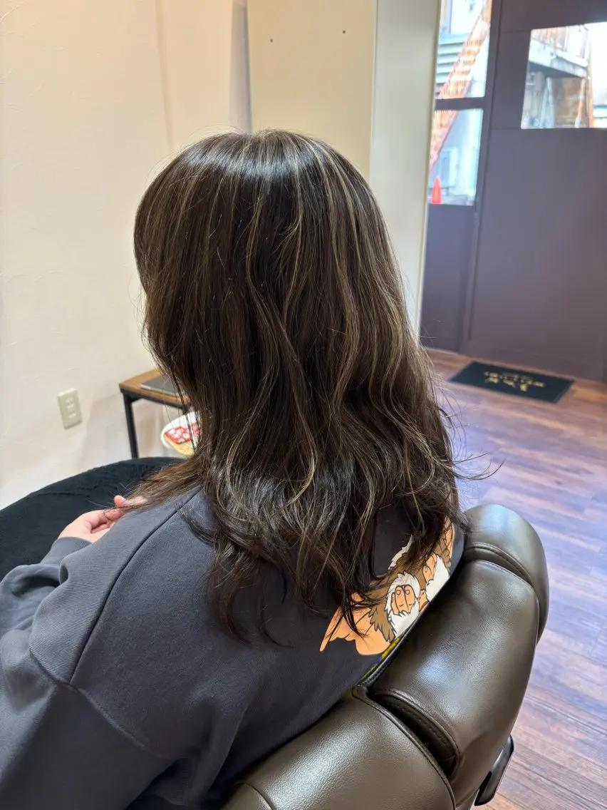 ロング ハイライト 池岡 洋子のヘアスタイル