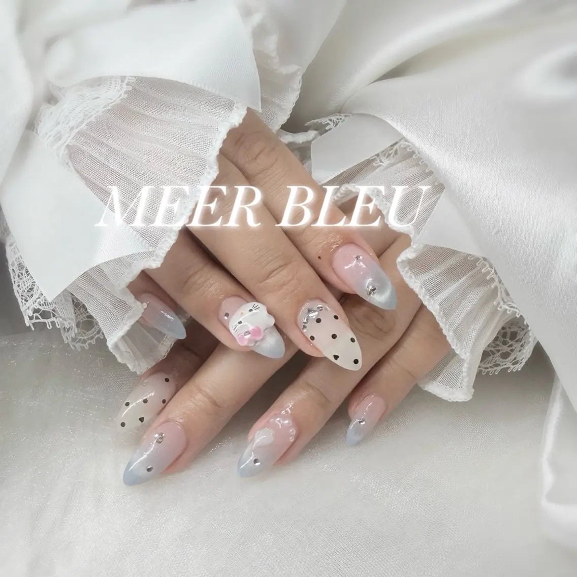 ネイル アートネイル ブルー ドット ガーリー グラデーション ハンドネイル ハンドケア MEER BLEU メアブルーのネイルデザイン