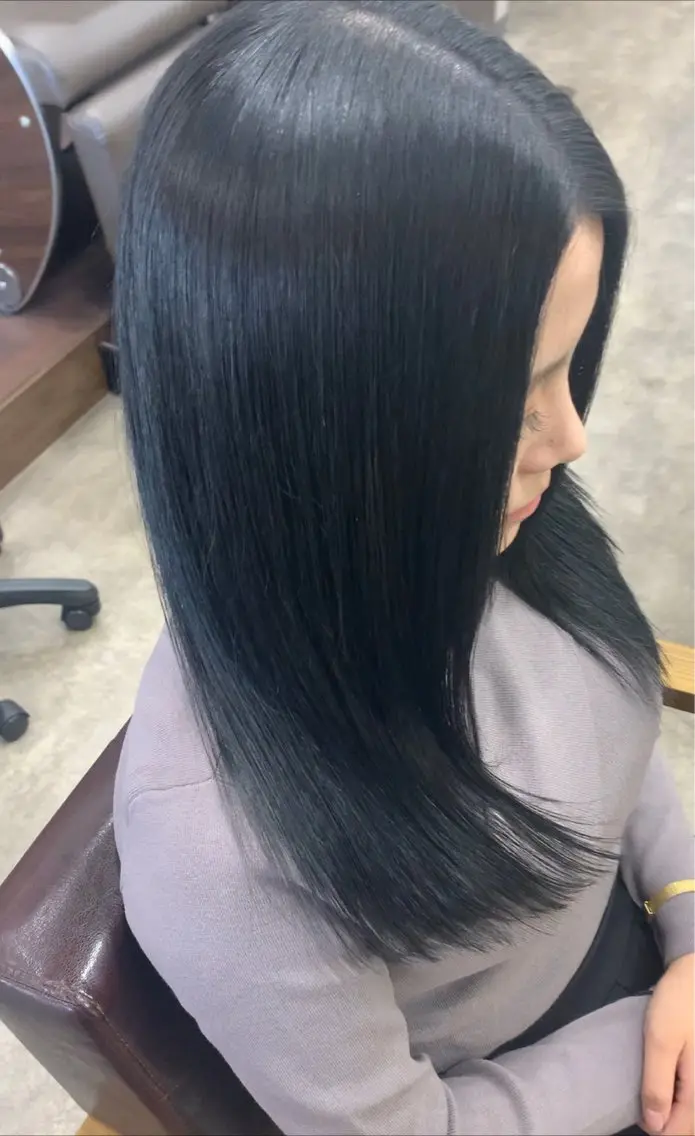 セミロング カラー バレイヤージュ 黒髪 ブリーチ ブルーカラー ブルーブラック カット ヘアカラー memento 斎藤大覚のヘアスタイル
