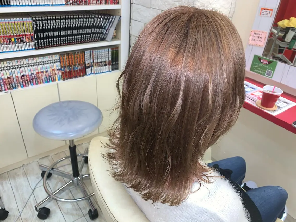 セミロング カラー ヘアアレンジ アッシュ ベージュカラー 今村公介 ブリーチ特化、派手髪のヘアスタイル