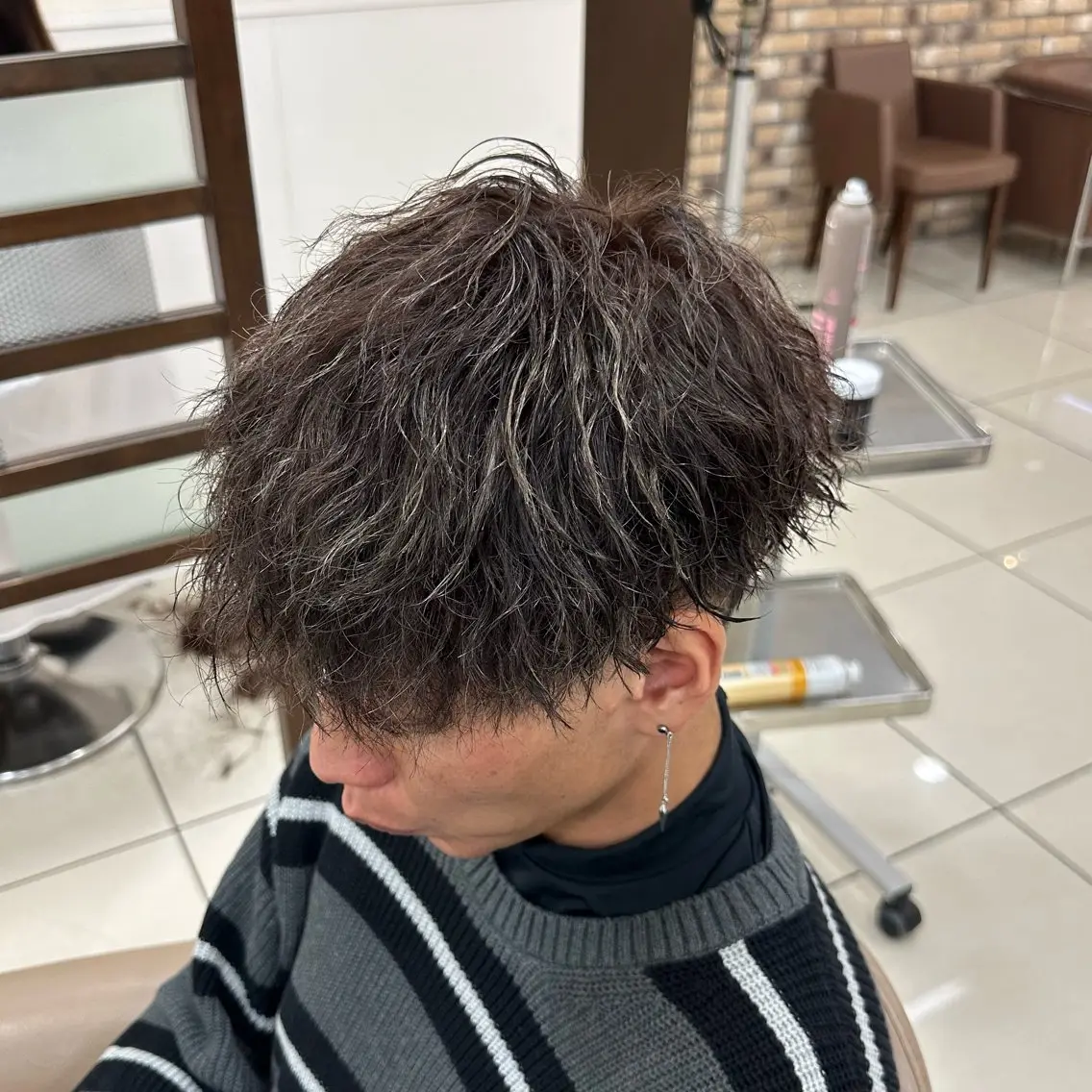 カラー パーマ メンズ ヘアカラー トリートメント メンズ特化シャドウパ ーマラウンドマッシュのヘアスタイル