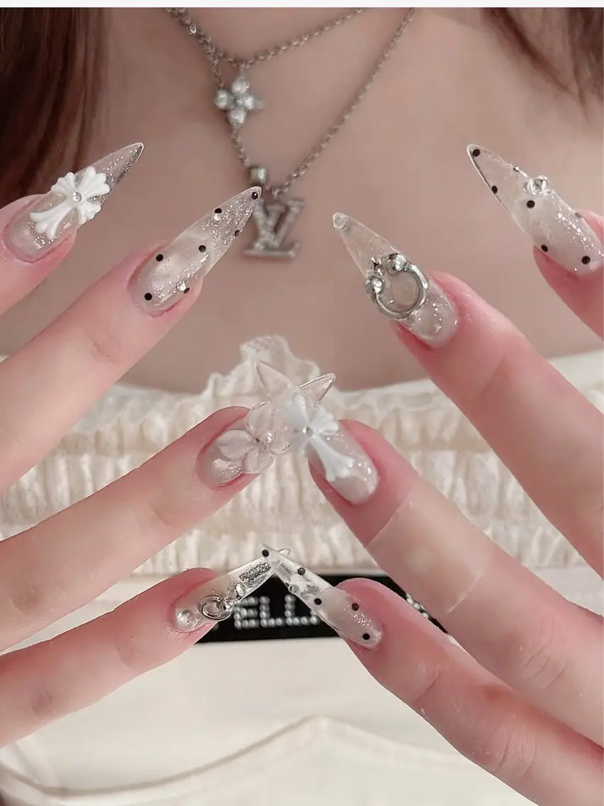 ネイル フラワーネイル フレンチネイル ガーリー キラキラネイル 韓国ネイル ハンドネイル ハンドケア Ami Meliaのネイルデザイン