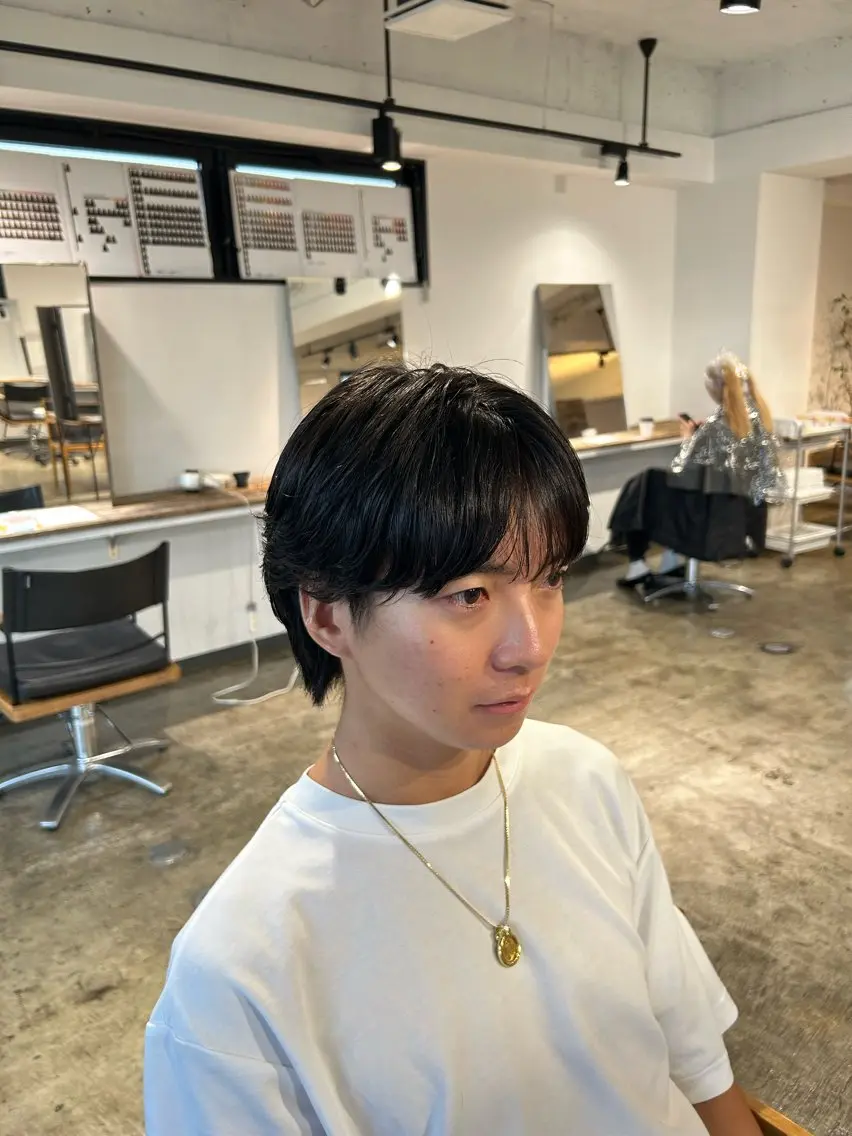 ミディアム パーマ メンズ ミディアムパーマ センターパート ダウンパーマ カルマパーマ メンズ韓国風 癖毛/フェザーパーマ 曲がる縮毛矯正/森岡のヘアスタイル