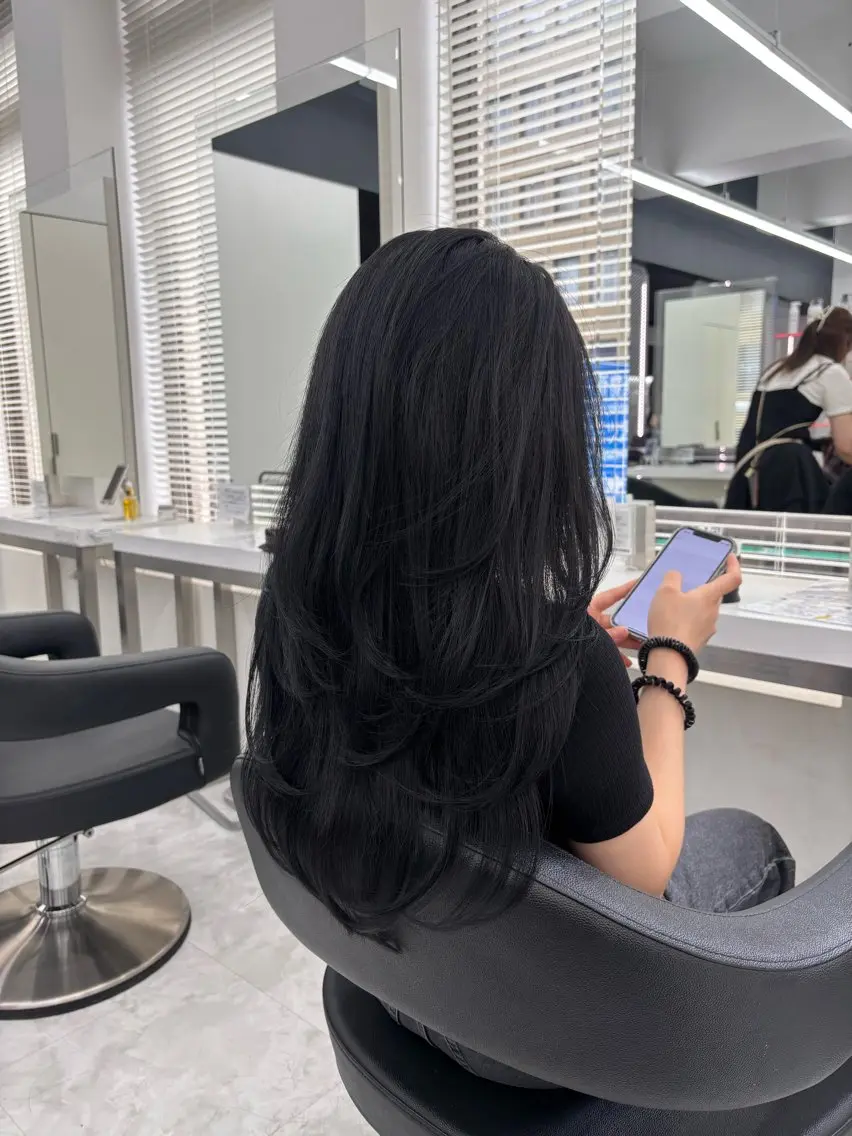 セミロング カラー 抜け感レイヤー︴ ニュアンスカラーのヘアスタイル