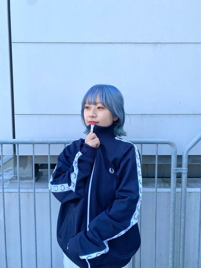 ショート カラー ブリーチ ブルーカラー くさかみさき🌼暖色 /耳つぼ/オタク🌼のヘアスタイル