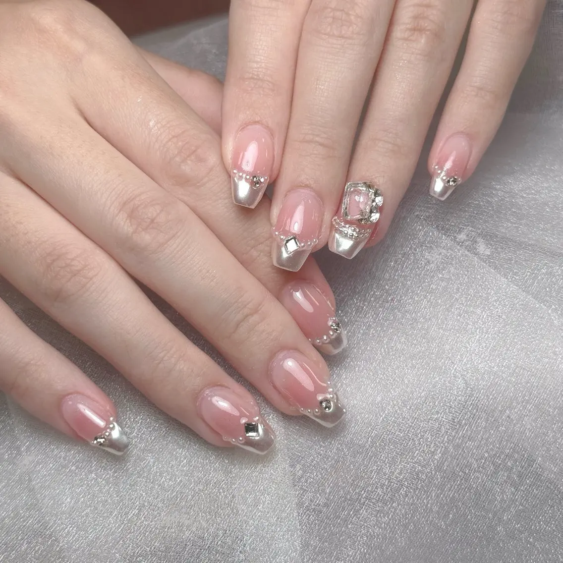 ネイル フレンチネイル ミラーネイル ハンドネイル Maggie nailクロのネイルデザイン