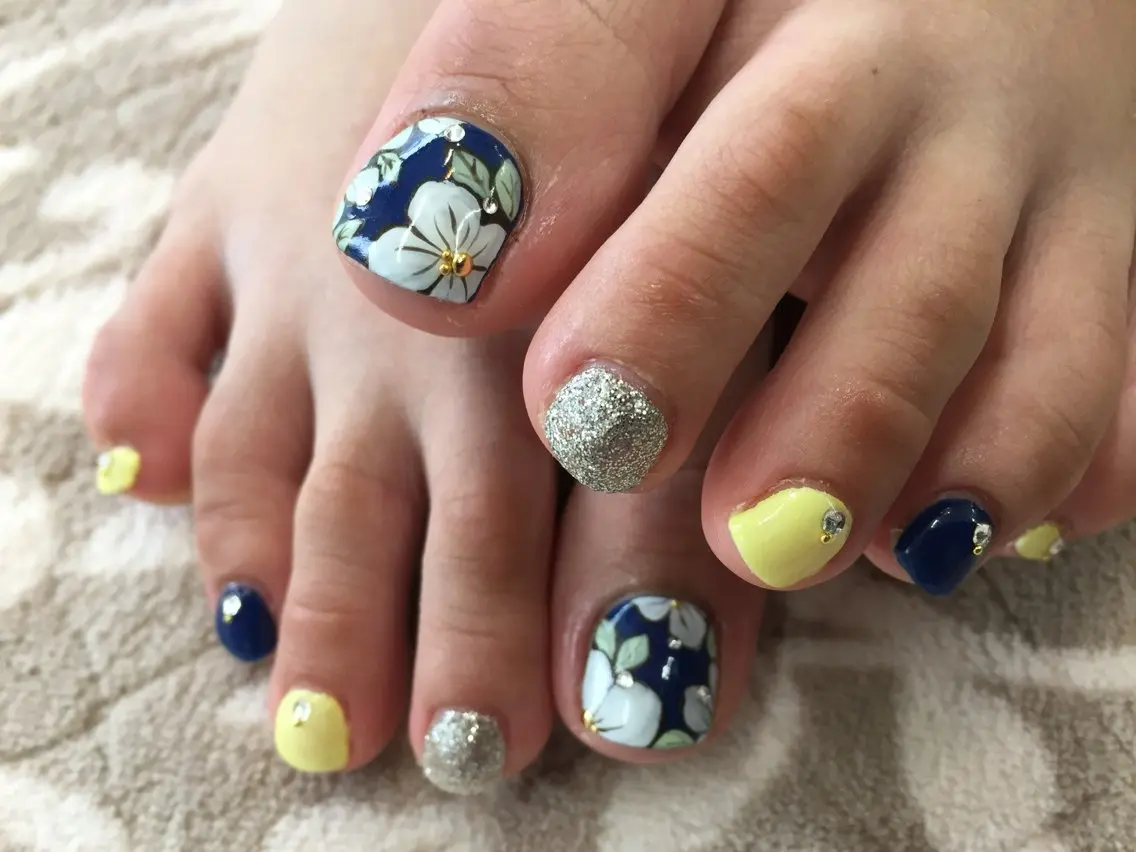 ネイル フットネイル フットネイル Luccica nailのネイルデザイン
