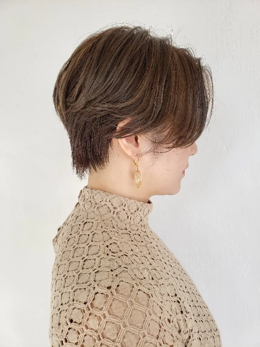 ショート カラー ヘアアレンジ 前下がりボブ ベージュカラー ブラウンカラー ブラウンベージュ ハイライトカラー 成瀬 弘光のヘアスタイル