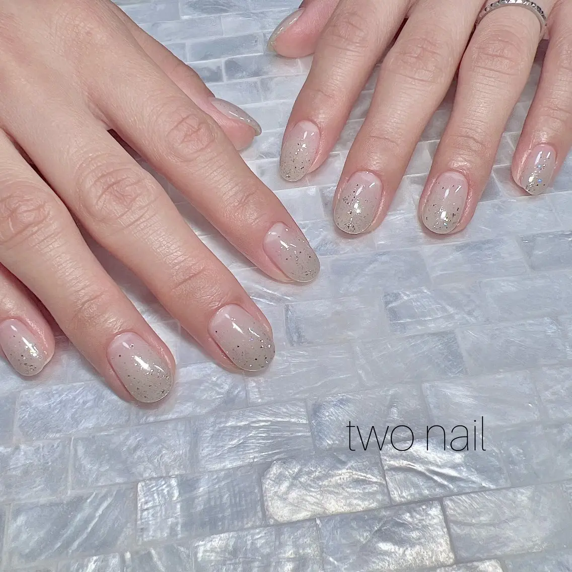 ネイル キラキラネイル ネイルチップ ホワイト ハンドネイル two nailのネイルデザイン