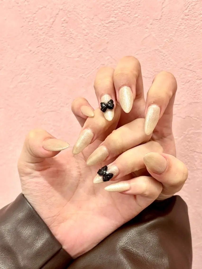 ネイル ラメ(グリッター) リボン ハンドネイル 🦋WOLTOKYO 🦋shizukuのネイルデザイン