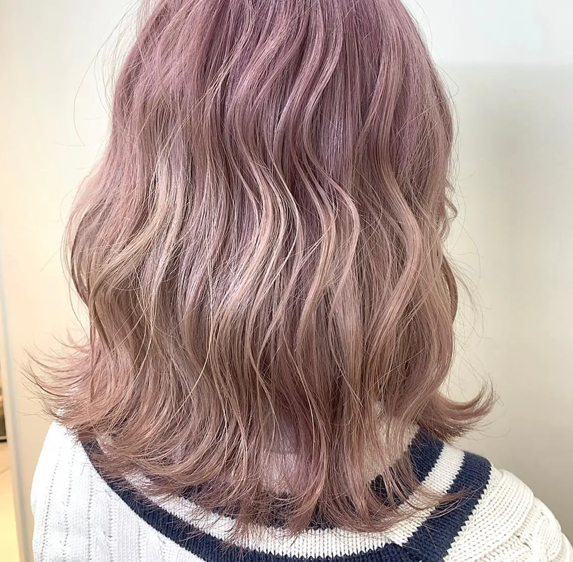 カラー ピンクカラー ホワイトピンク 小濵 美月のヘアスタイル