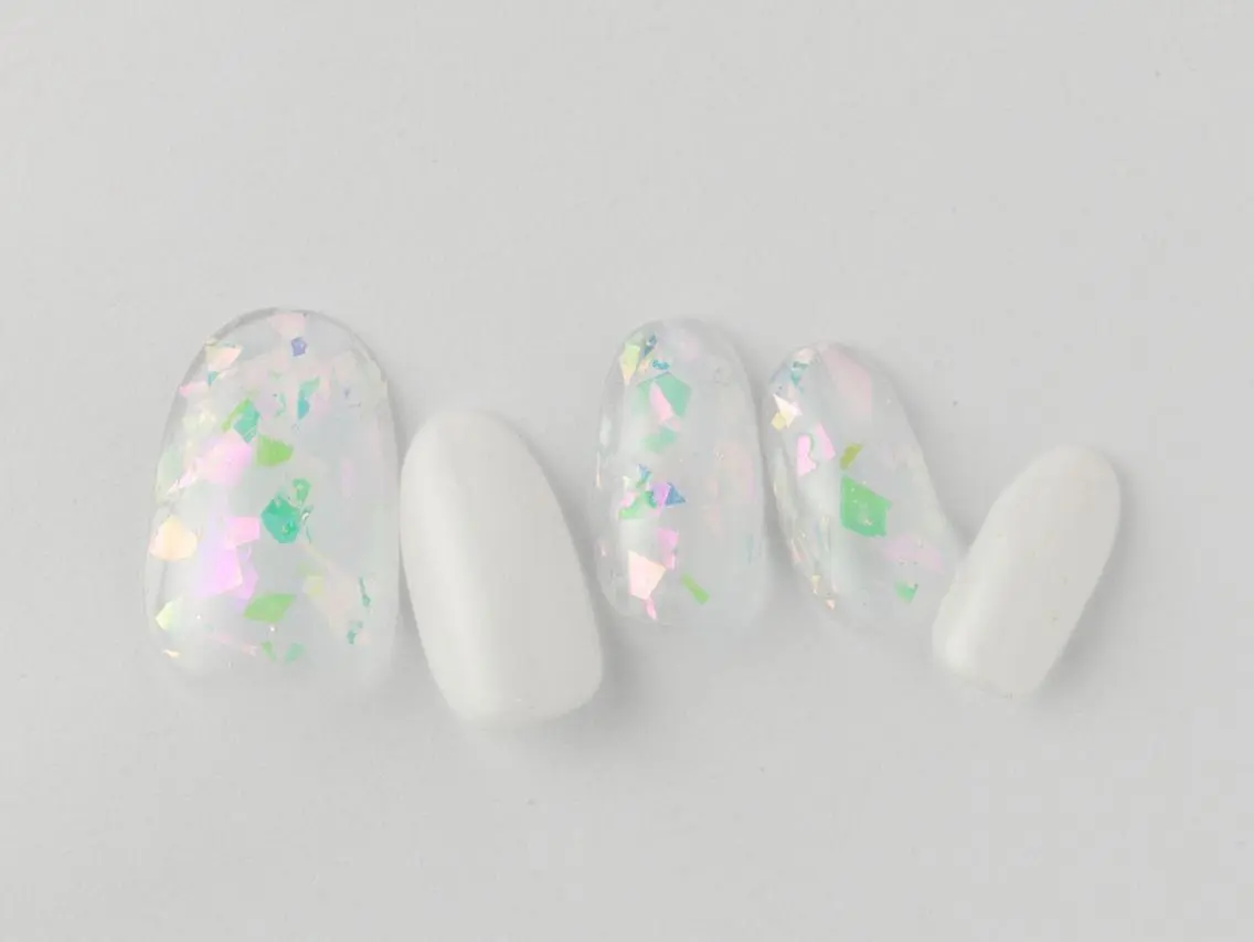 ショート Tiary🤍 Sachikaのネイルデザイン