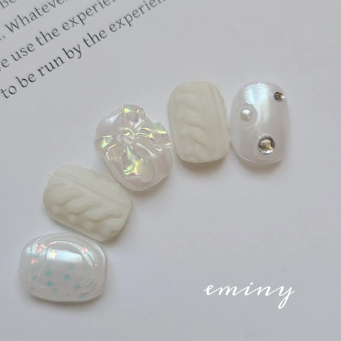 ネイル オーロラネイル 韓国ネイル リボン ホワイト 冬ネイル ハンドネイル nail salon  eminyのネイルデザイン