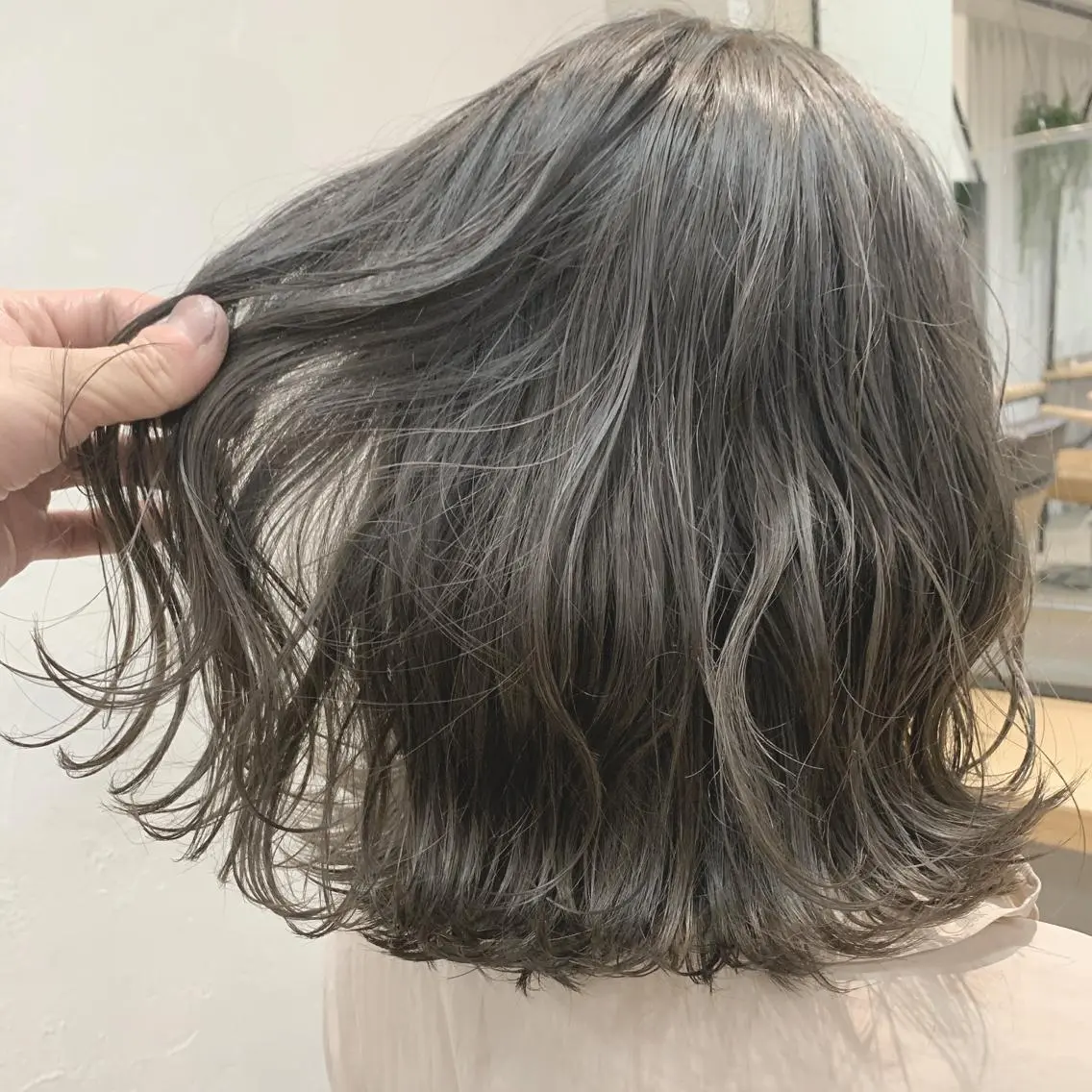 ミディアム カラー ネイル ハイトーンボブ 前田 表参道　グレージュのヘアスタイル