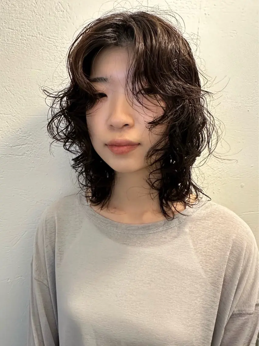 パーマ ウルフカット ウルフレイヤー ニュアンスパーマ 村岡 桃果のヘアスタイル